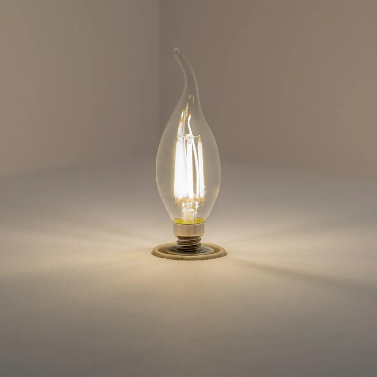 Żarówka ozdobna LED E14 4W barwa neutralna ORO-E14-C35-FL-CLARO-FLAMI-4W