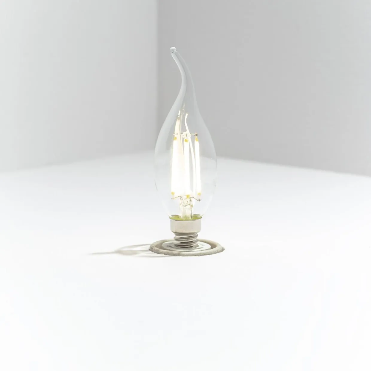 Żarówka ozdobna LED E14 4W barwa neutralna ORO-E14-C35-FL-CLARO-FLAMI-4W