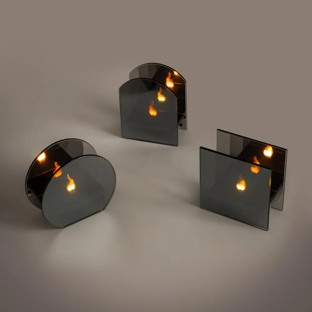 Dekoracja LED przydymione szkło KOMINEK 10x5x10 cm