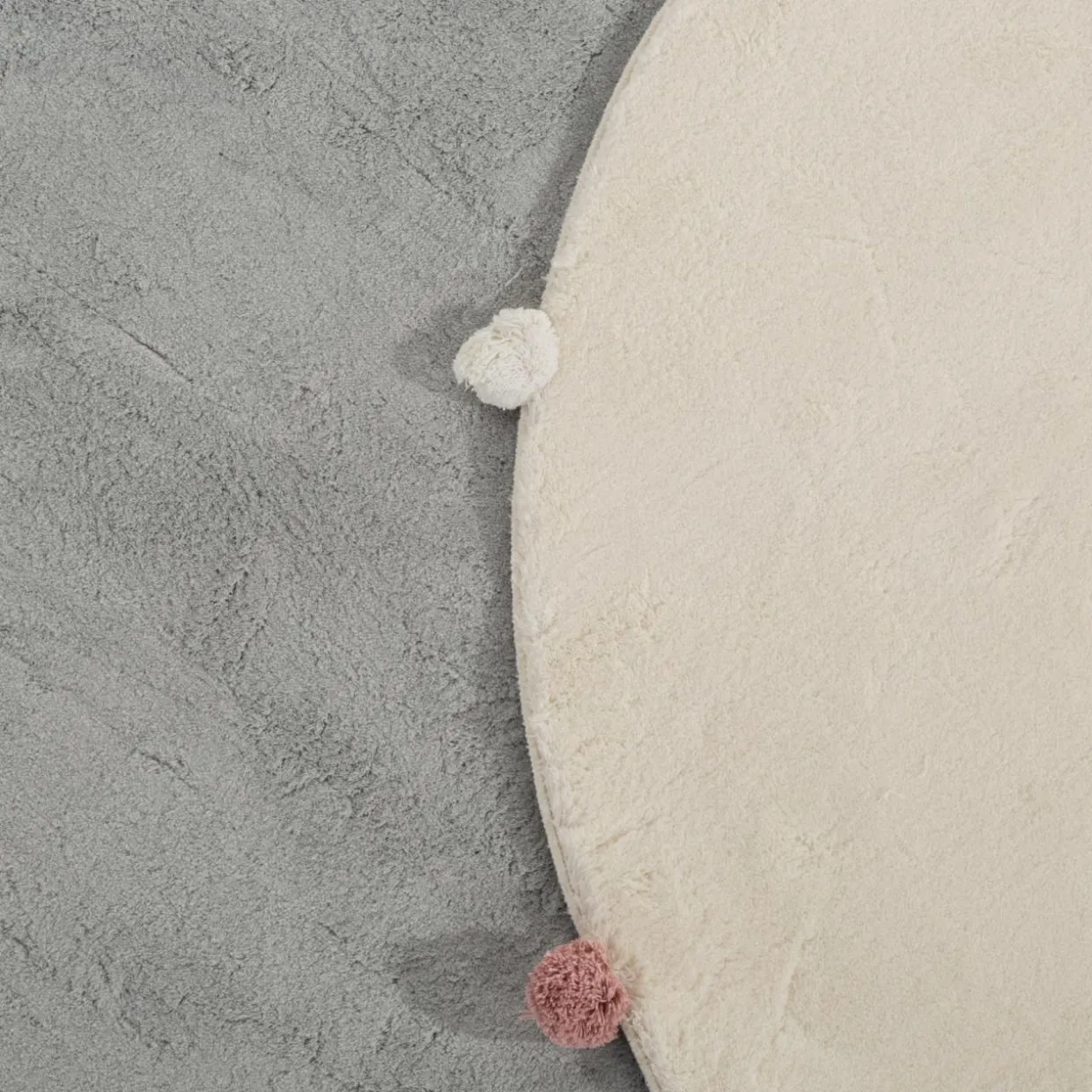 Dywan okrągły z pomponami szary 120 cm
