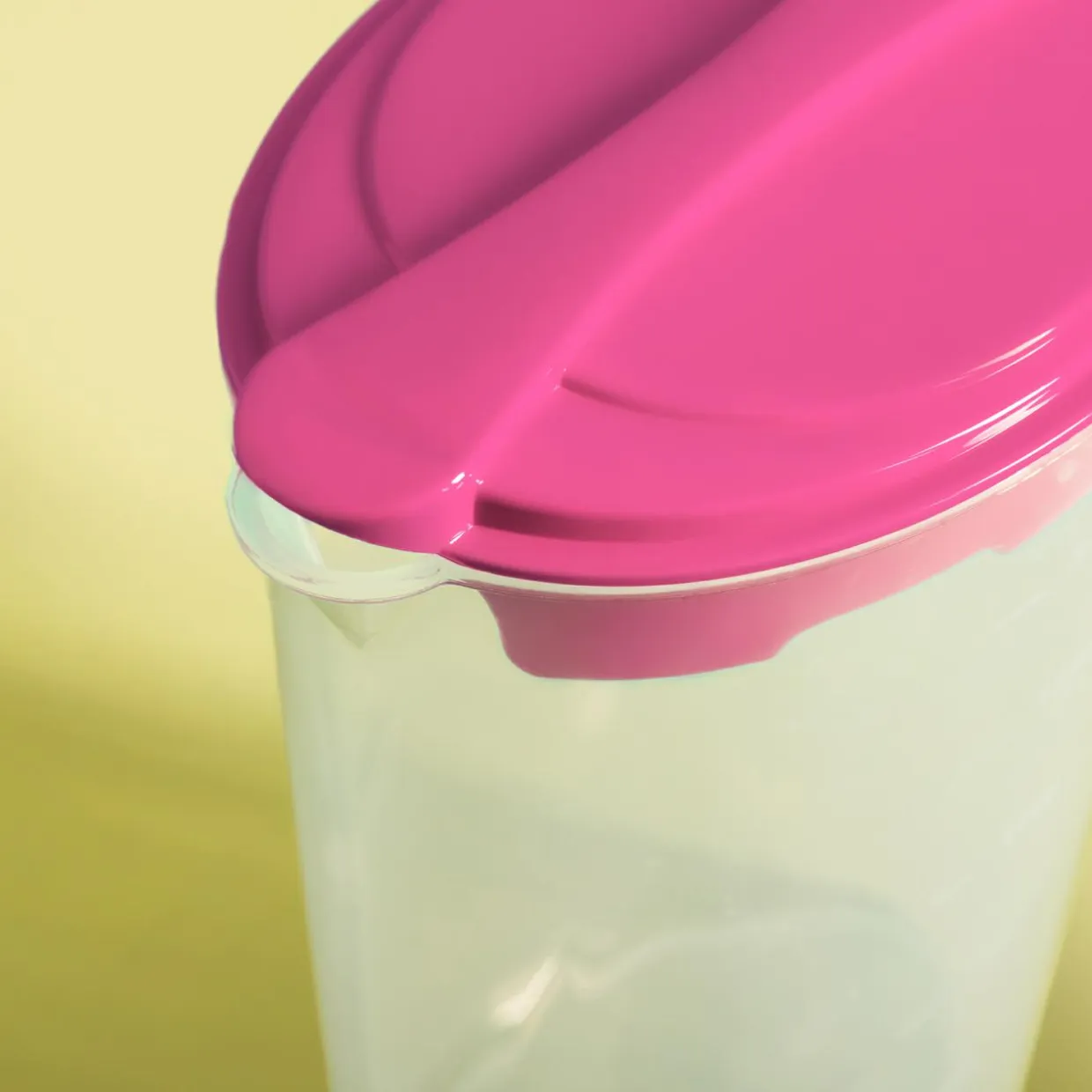 Dzbanek plastikowy z 4 kubkami różowy