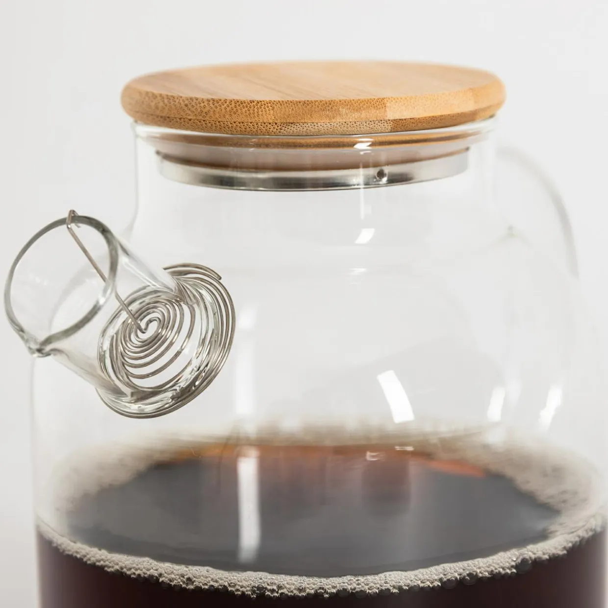 Dzbanek szklany z bambusową pokrywą 1,8 l