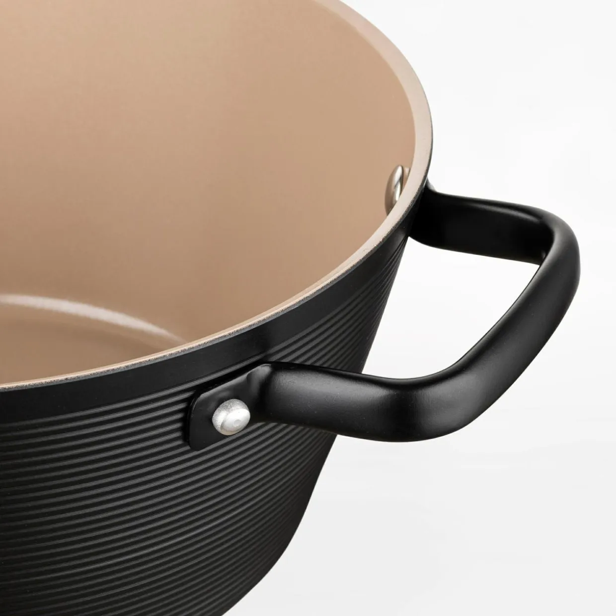 Garnek aluminiowy z pokrywką CARINA BLACK 2,2 l