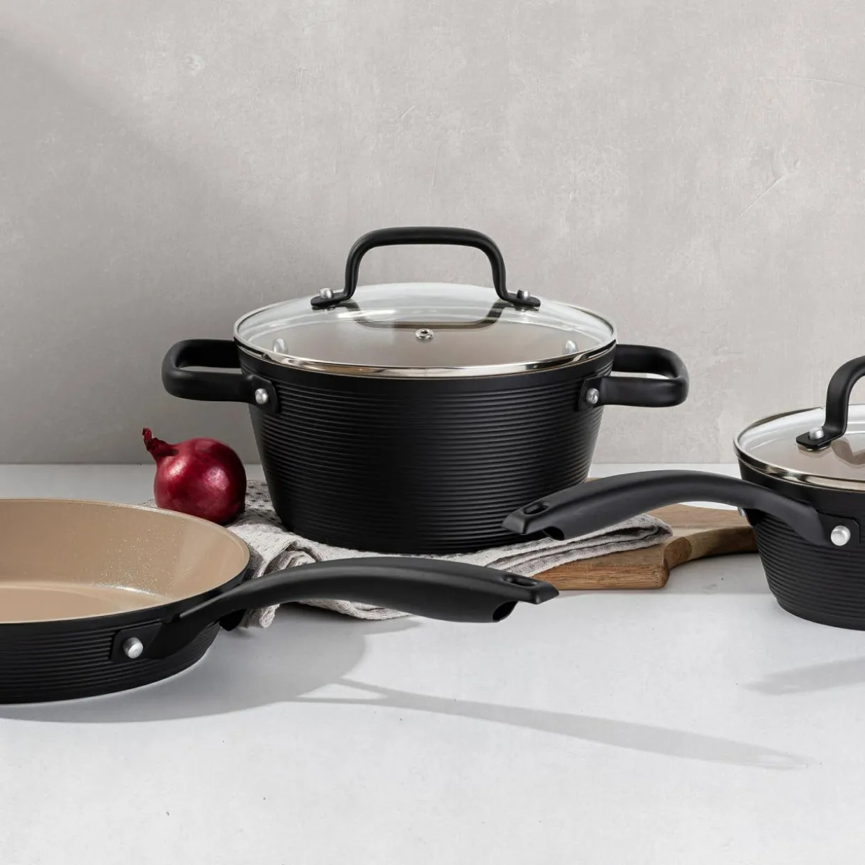 Garnek aluminiowy z pokrywką CARINA BLACK 2,2 l