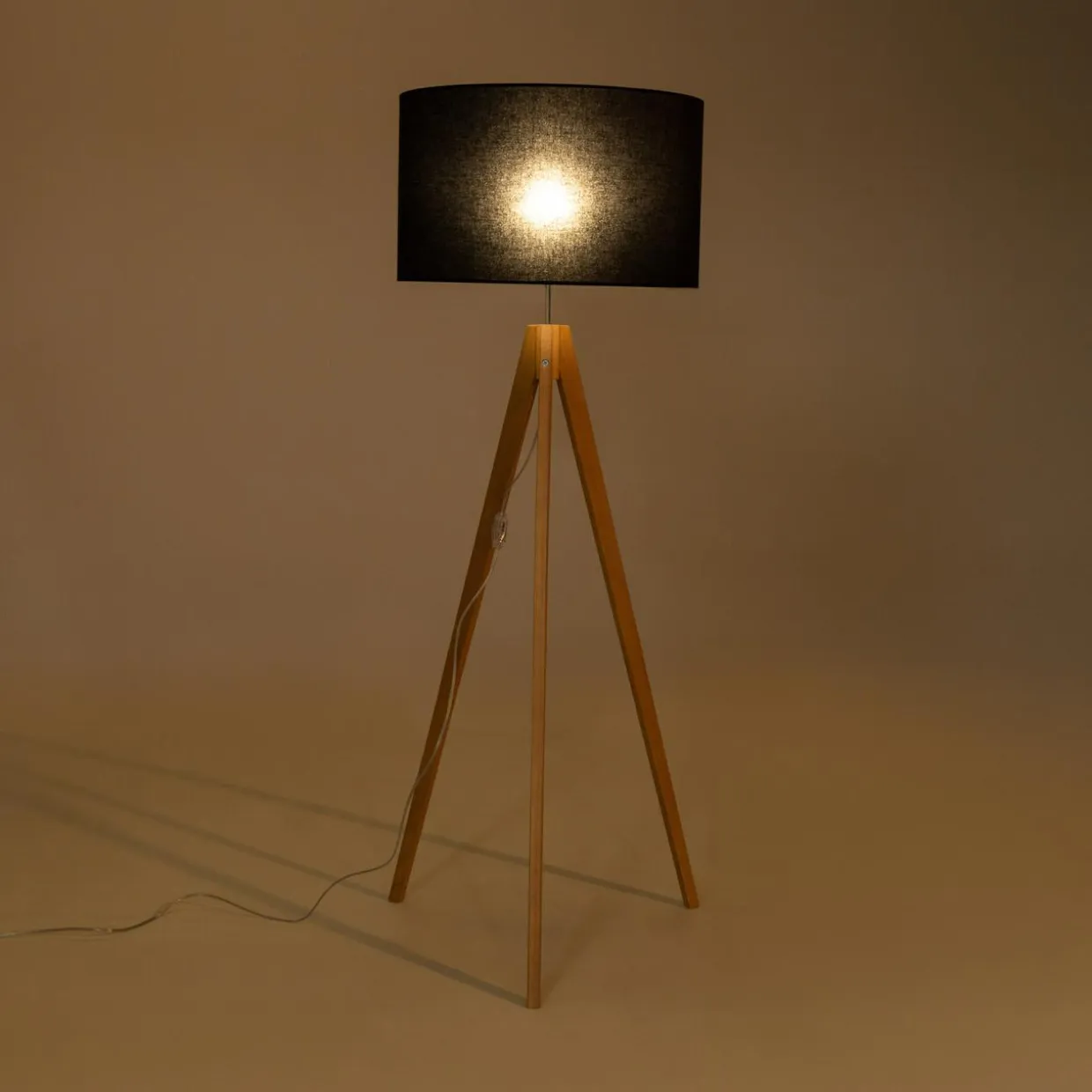 Lampa na drewnianym trójnogu abażur czarny TREVISO
