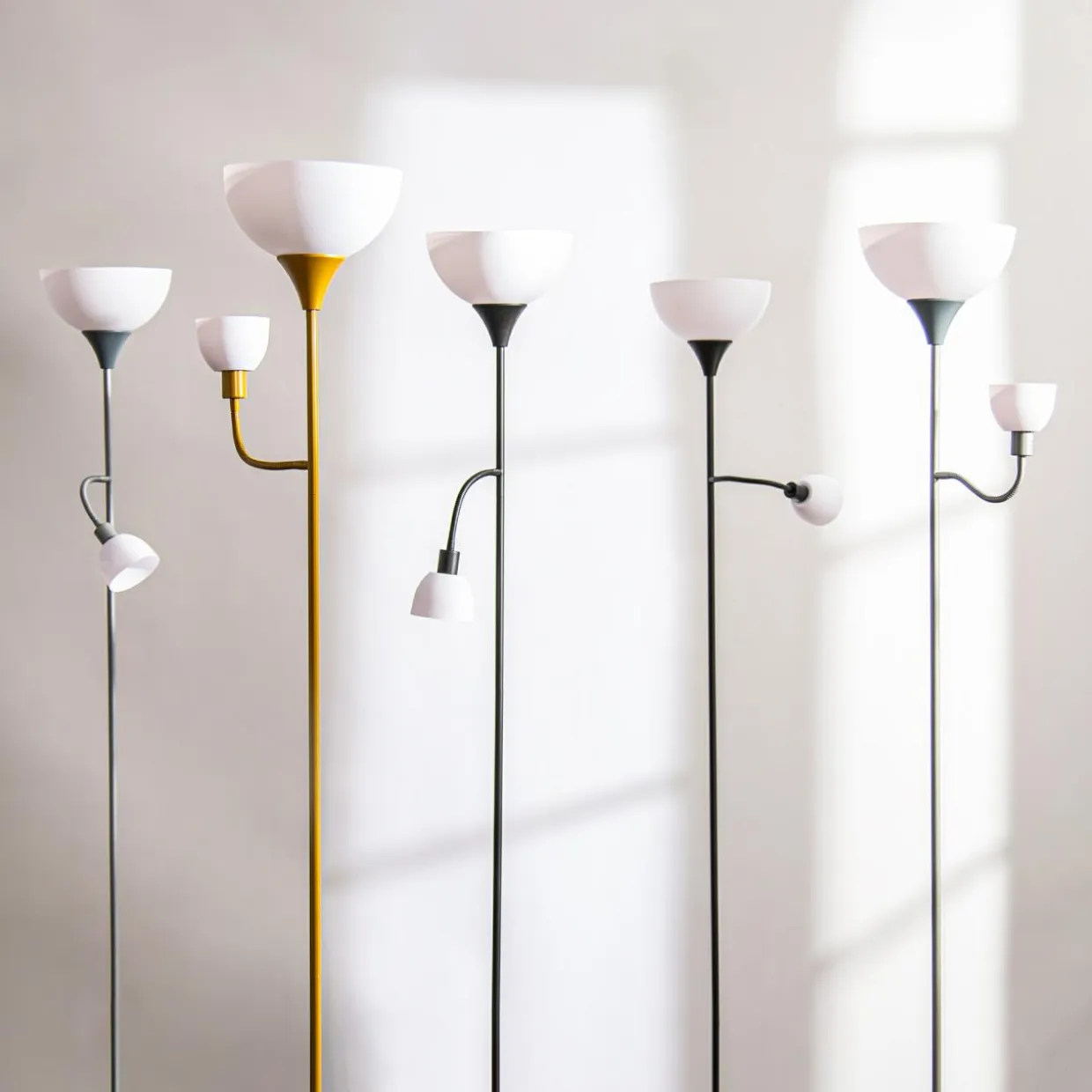 Lampa podłogowa czarna PESO