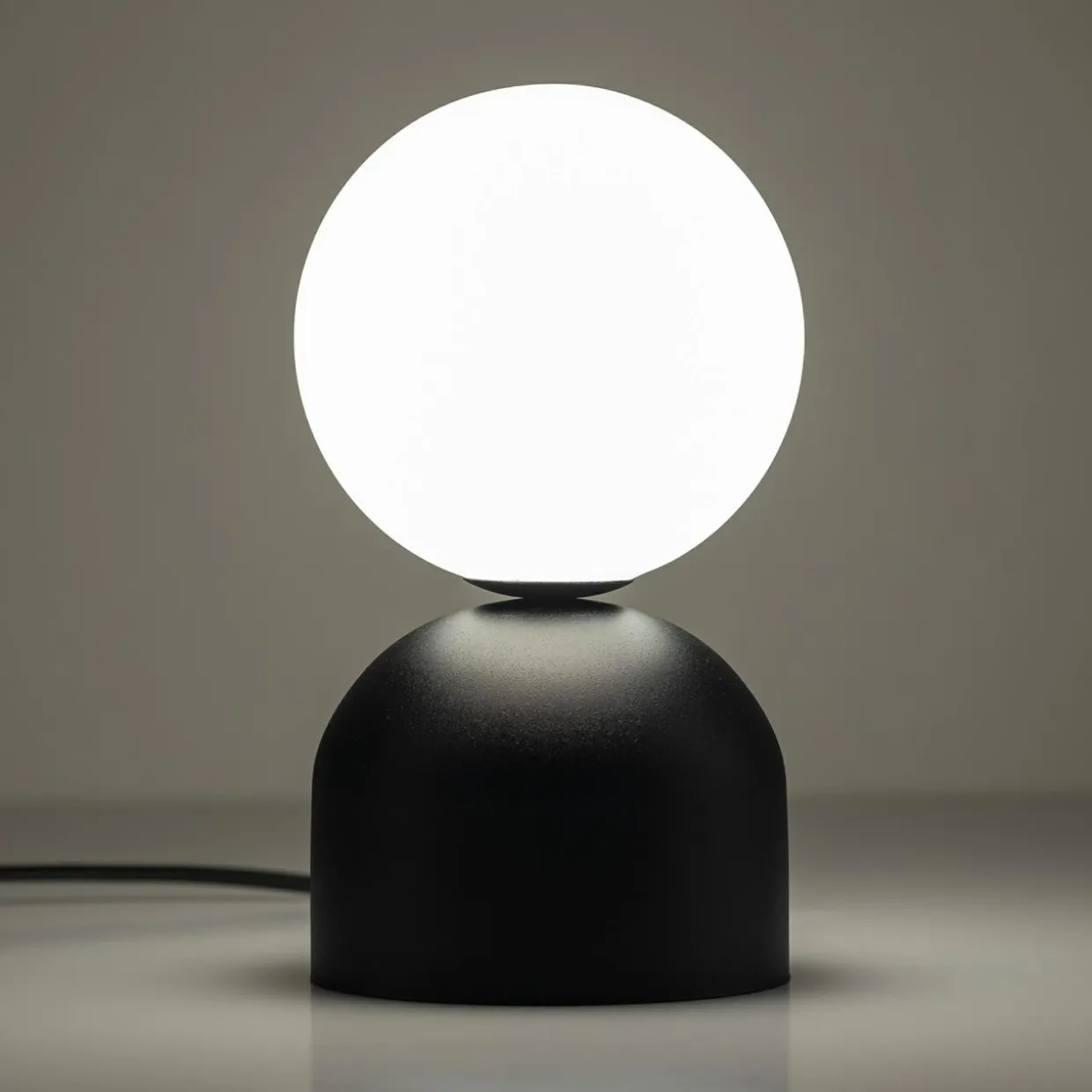 Lampa stołowa klosz kula czarna podstawa MIKI