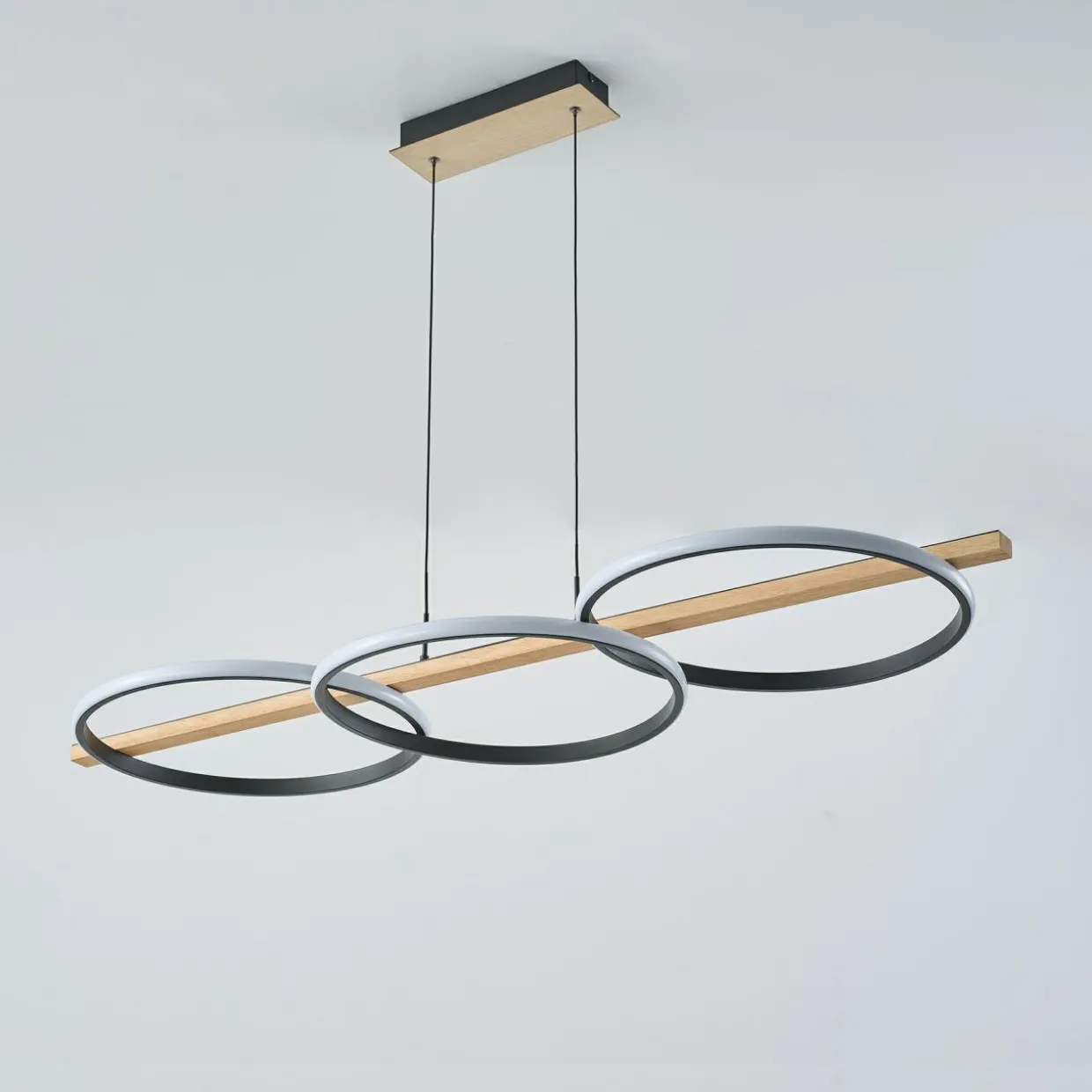 Lampa wisząca LED 3 pierścienie jasne drewno czarna ALMERIA
