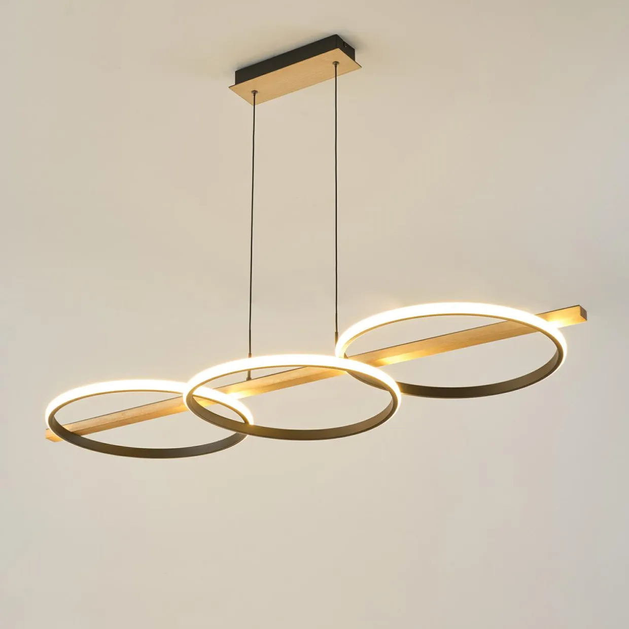 Lampa wisząca LED 3 pierścienie jasne drewno czarna ALMERIA