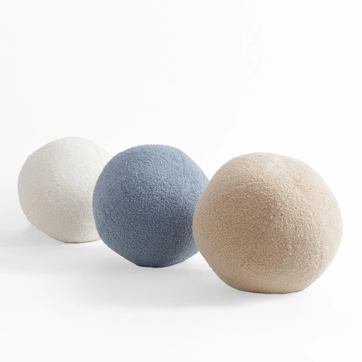 Poduszka dekoracyjna kremowa BALL 27 cm