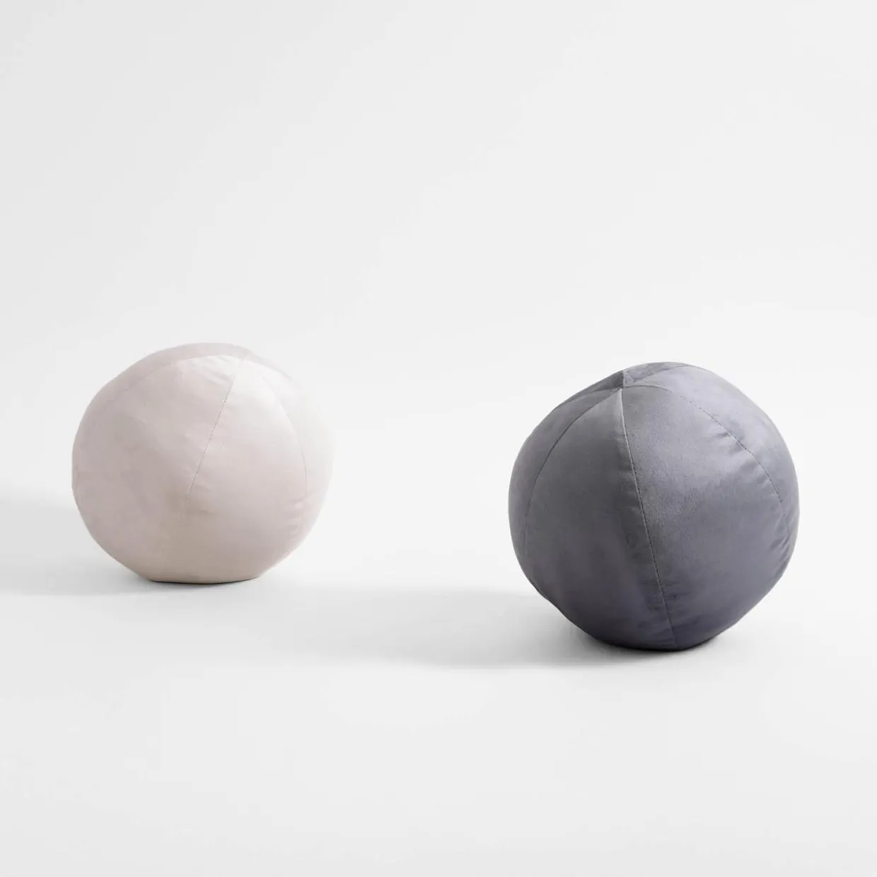 Poduszka dekoracyjna kula szara SPHERE 27 cm