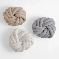 Poduszka ozdobna węzeł kremowa TWISTY 30 cm
