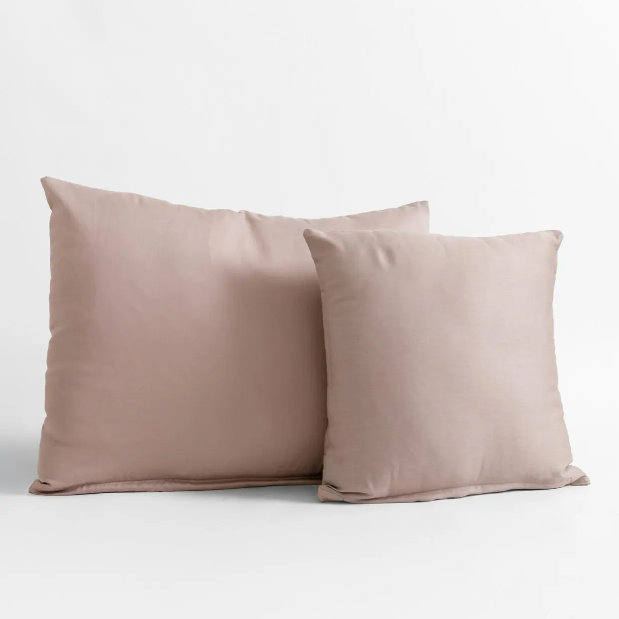 Poszewka satynowa ciemnobeżowa 40x40 cm