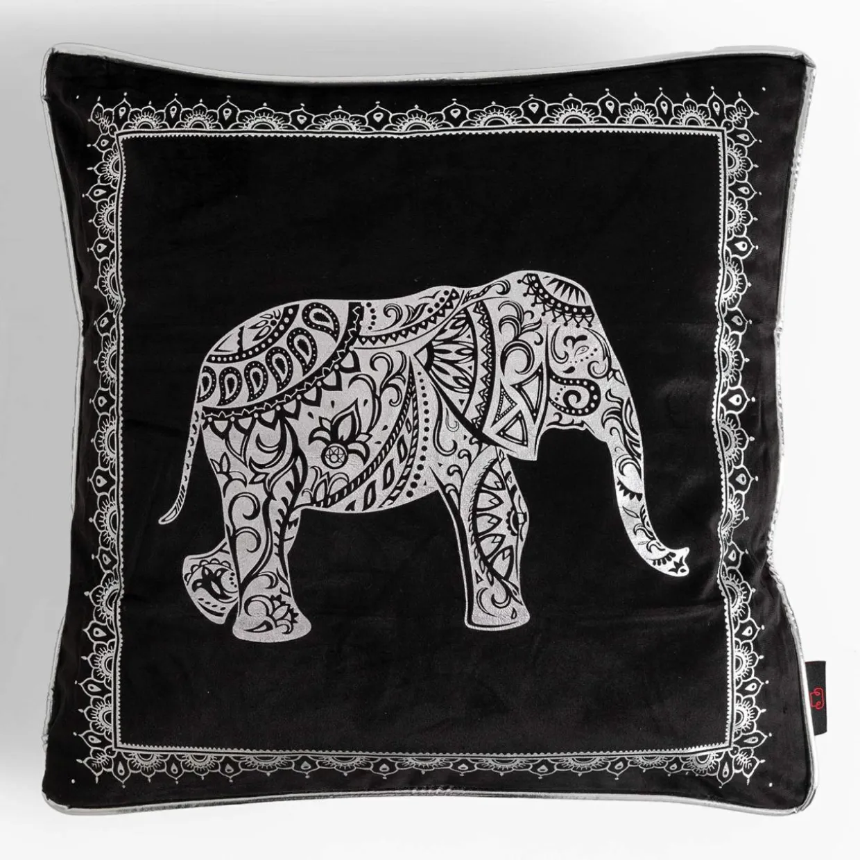 Poszewka ze słoniem czarna DAIRA 45x45 cm
