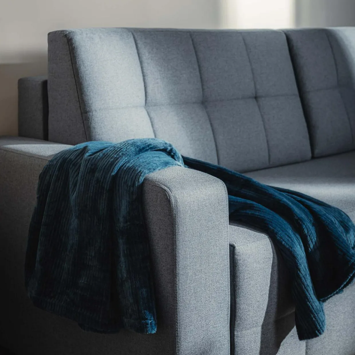 Sofa rozkładana z pikowaniem szaroniebieska LILA