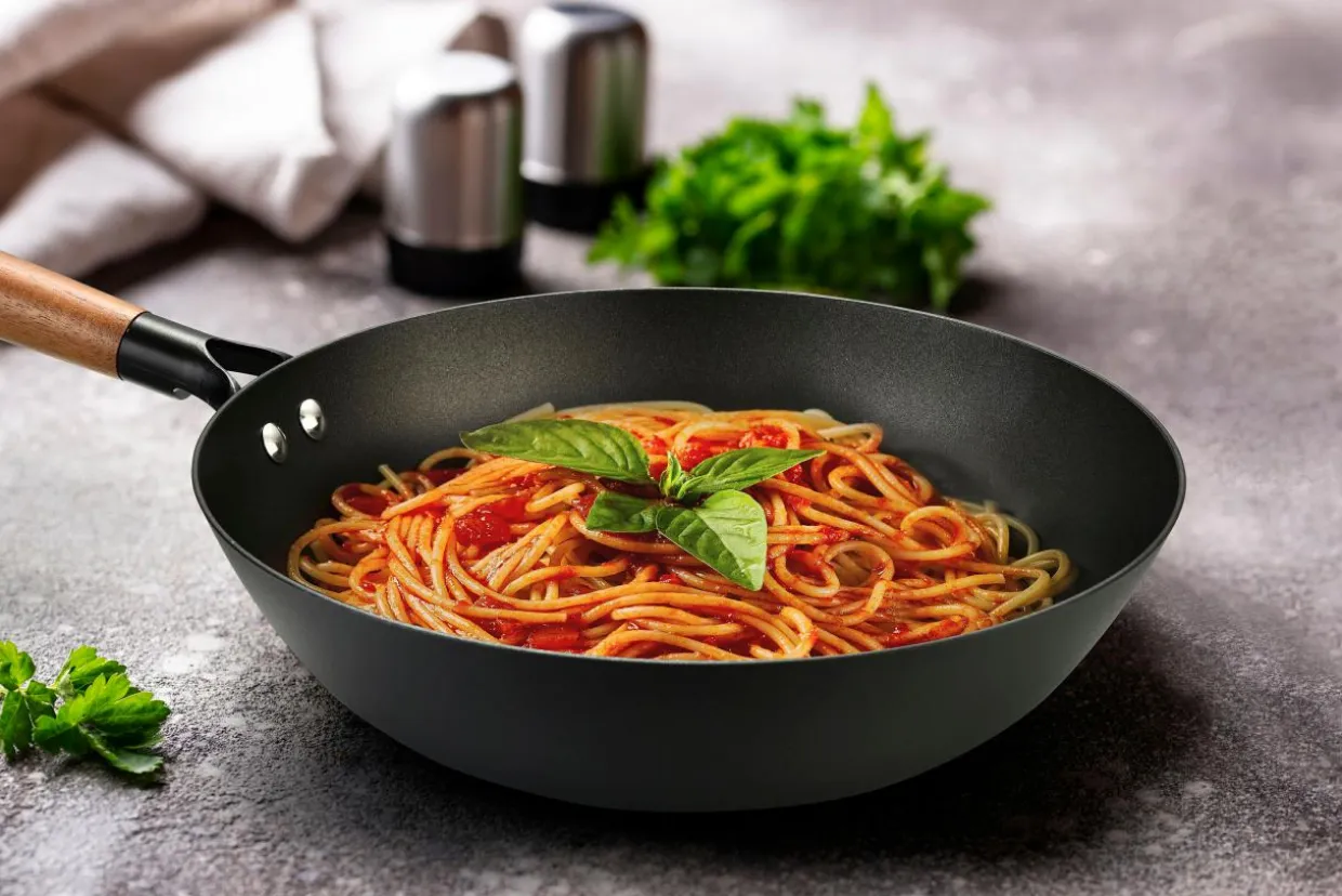 Wok żeliwny czarny FERRO 30 cm
